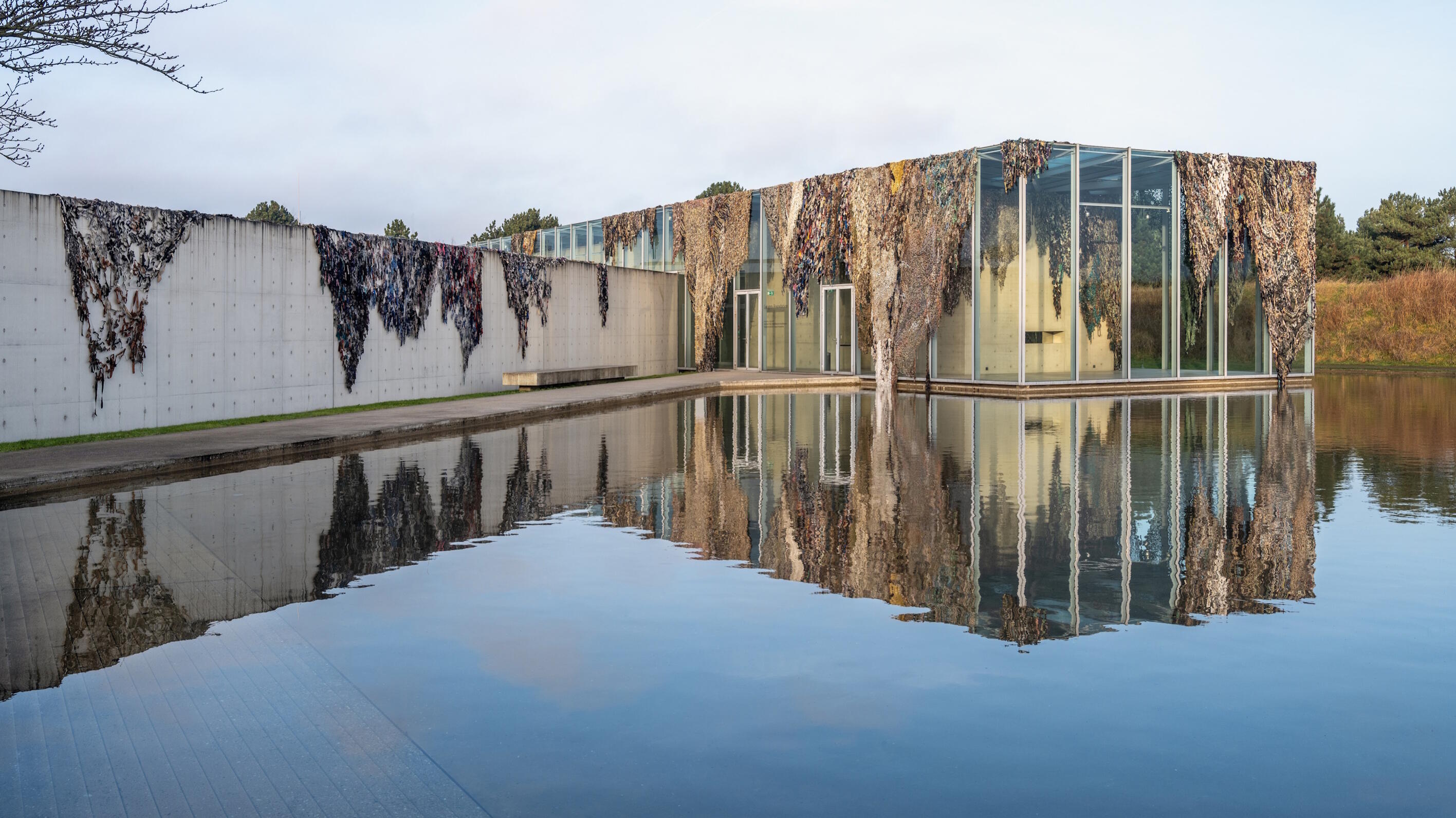 Fabian Knecht, Ihor Okuniev, Der Weg des größten Widerstandes, Ausstellung, Kunstausstellung, Neuss, Langen Foundation, Installationsansicht, Lachen ist verdächtig, Laughing Is Suspicious