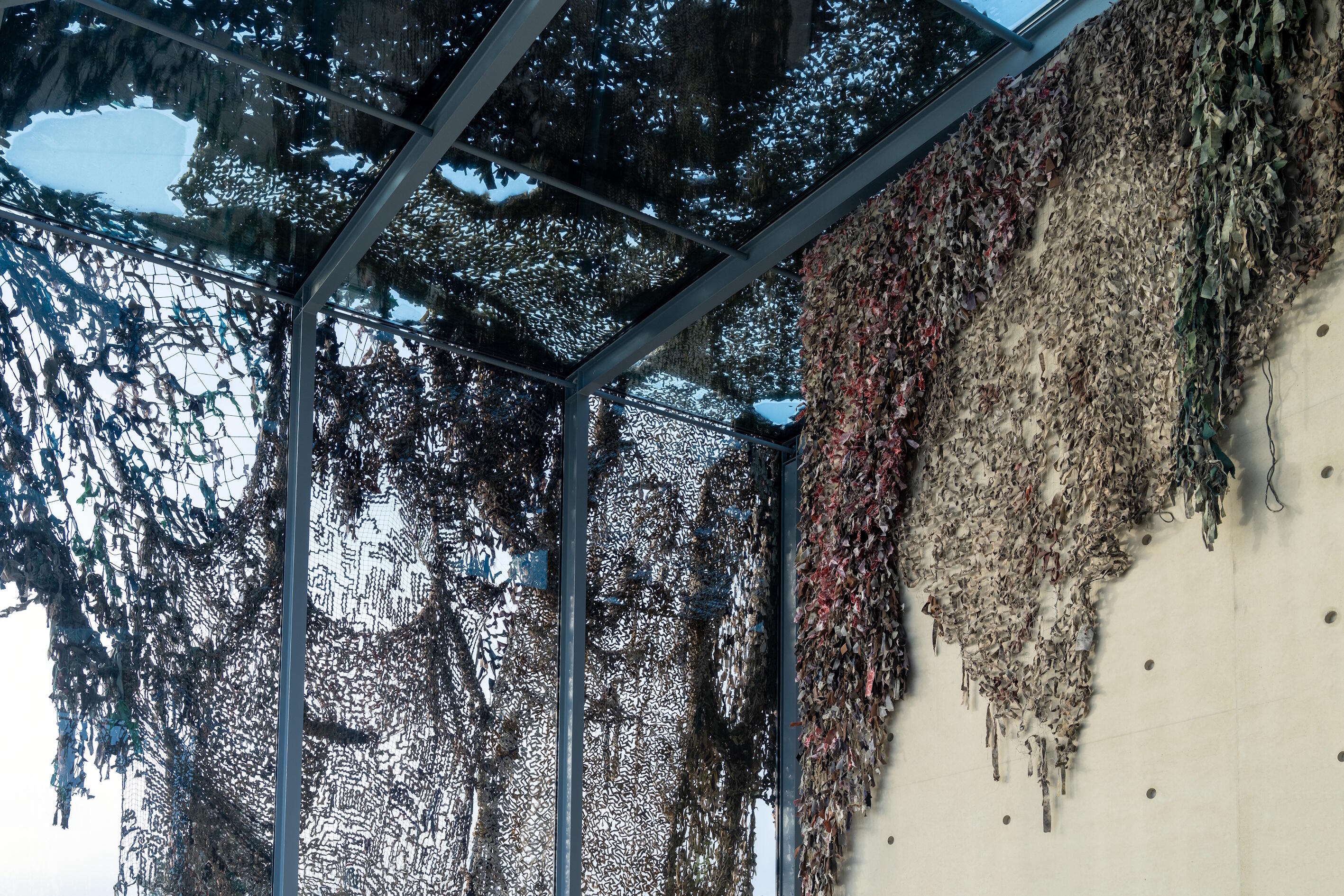 Fabian Knecht, Ihor Okuniev, Der Weg des größten Widerstandes, Ausstellung, Kunstausstellung, Neuss, Langen Foundation, Installationsansicht, Lachen ist verdächtig, Laughing Is Suspicious