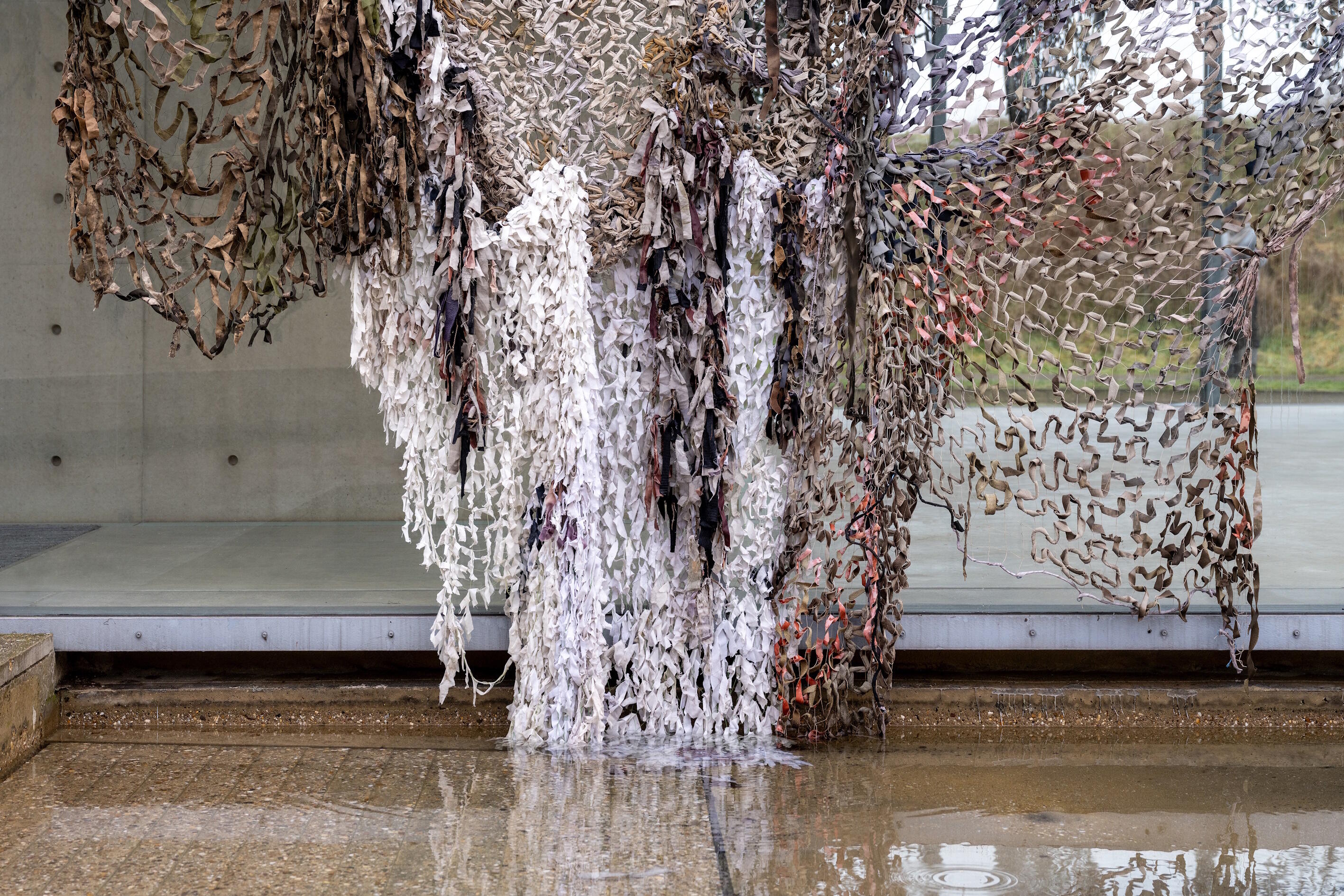 Fabian Knecht, Ihor Okuniev, Der Weg des größten Widerstandes, Ausstellung, Kunstausstellung, Neuss, Langen Foundation, Installationsansicht, Lachen ist verdächtig, Laughing Is Suspicious