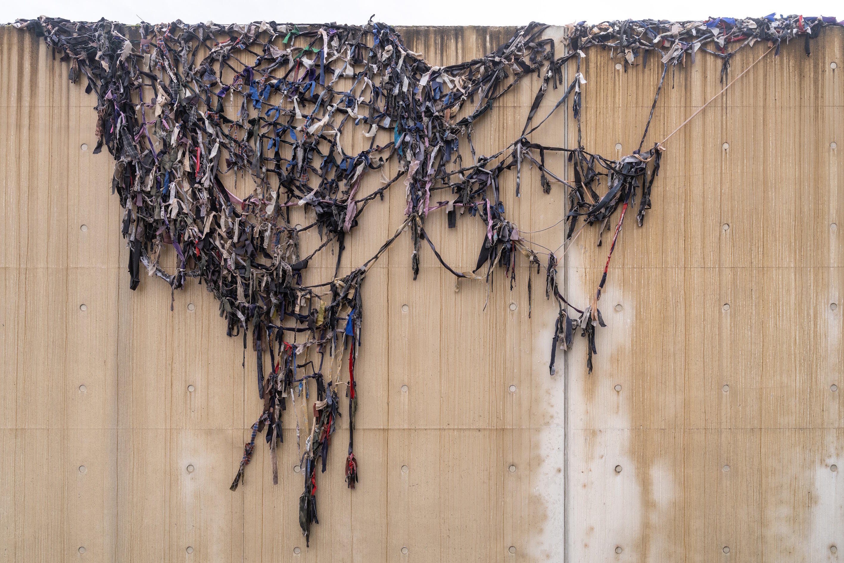 Fabian Knecht, Ihor Okuniev, Der Weg des größten Widerstandes, Ausstellung, Kunstausstellung, Neuss, Langen Foundation, Installationsansicht, Lachen ist verdächtig, Laughing Is Suspicious