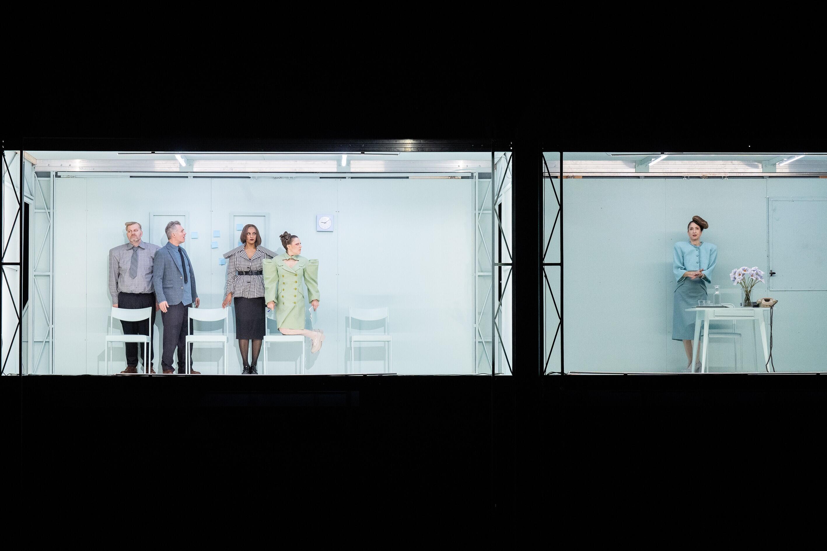 Die Nashörner, Theater, Düsseldorf, Dhaus, Eugène Ionesco, Selen Kara, Claudia Hübbecker, Thiemo Schwarz, Heiko Raulin, Fnot Taddese, Sophie Stockinger