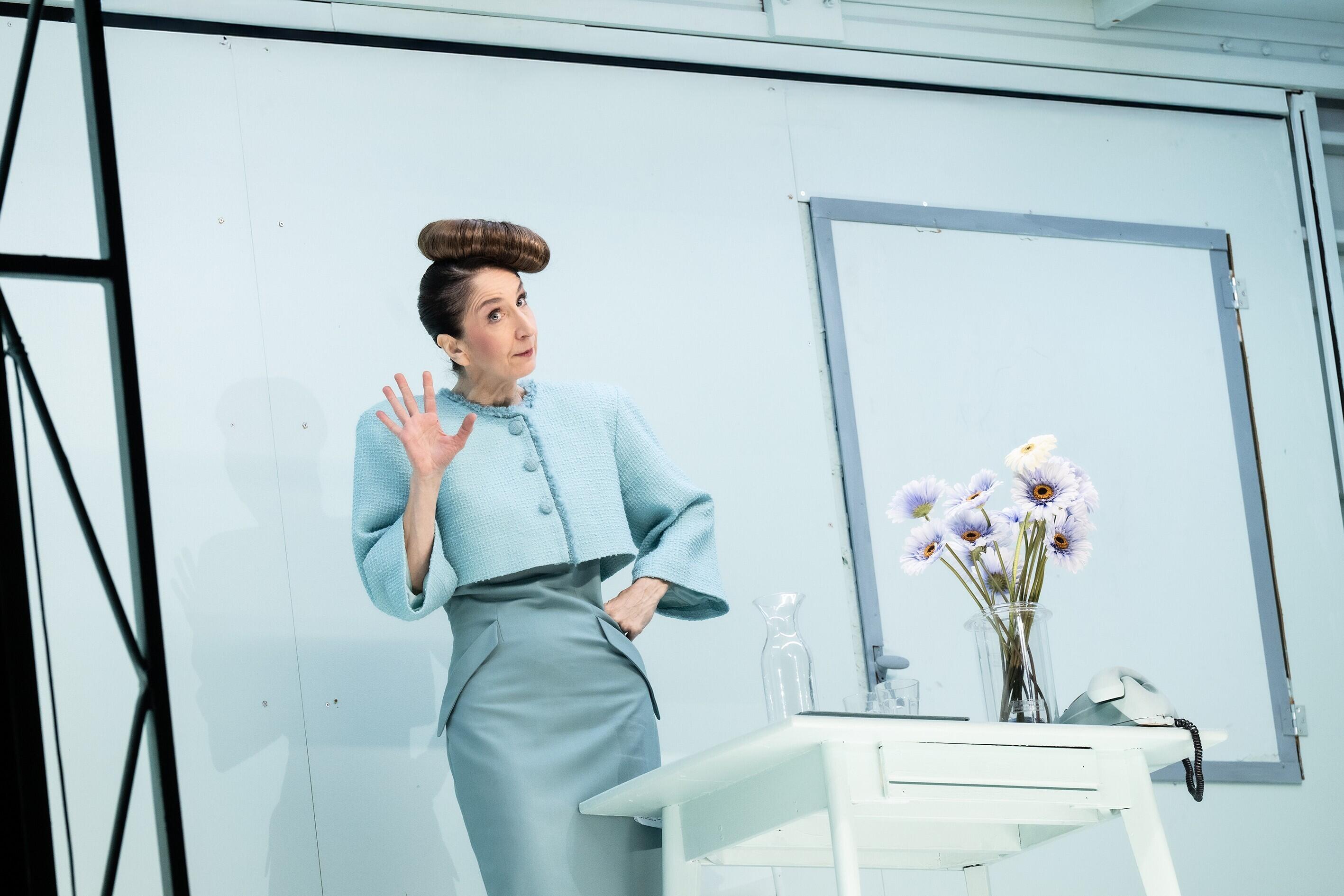 Die Nashörner, Theater, Düsseldorf, Dhaus, Eugène Ionesco, Selen Kara, Claudia Hübbecker, Sandra Then