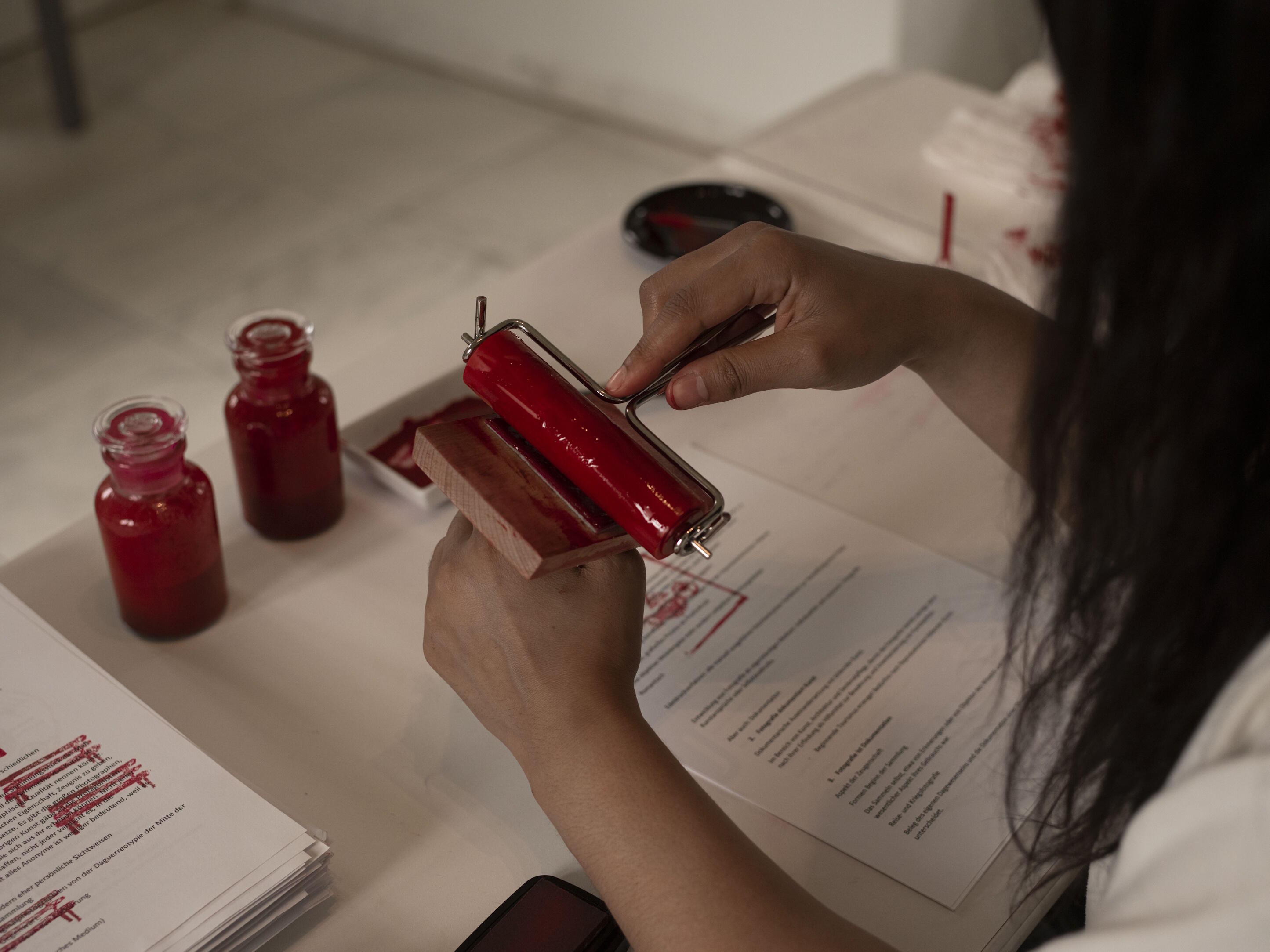 Marina Abramović, MAI, Ausstellung, Performancekunst, Performance, Bedburg-Hau, Museum Schloss Moyland, Michelle Samba, I, Hereby, Kirsten Becken, VG Bild-Kunst