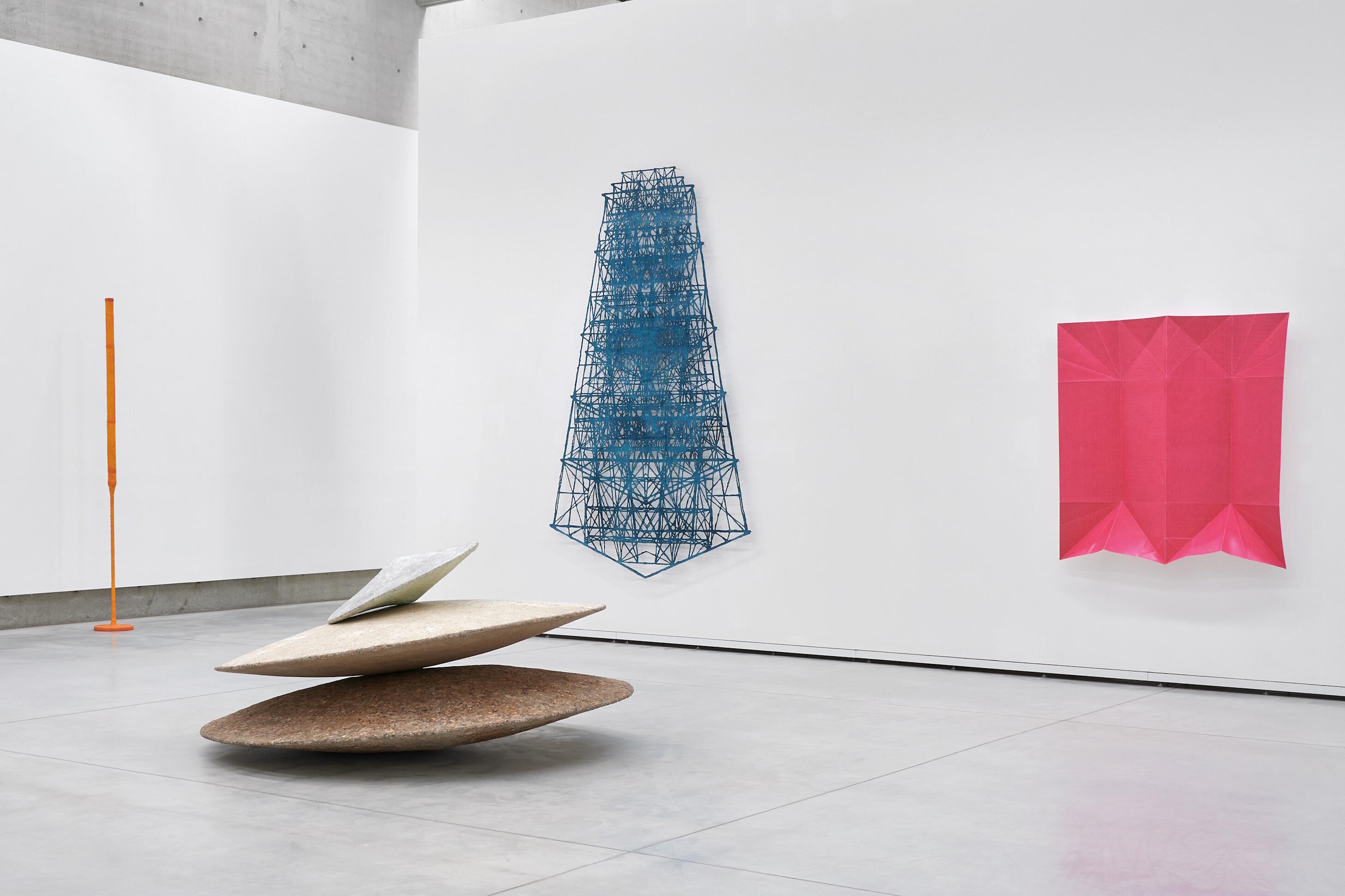 (K)EIN BEGRIFF Skulpturales aus der Sammlung Liaunig, Ausstellung, Kunstausstellung, Österreich, Neuhaus/Suha, Museum Liaunig, Herbert Flois, GROSSER ORANGER KOLBEN, Tone Fink, Linsentellerdrehscheiben, Tilmann Zahn, Indra, Christiane Reiter, PIG_Faltung_Purpurrosa hell