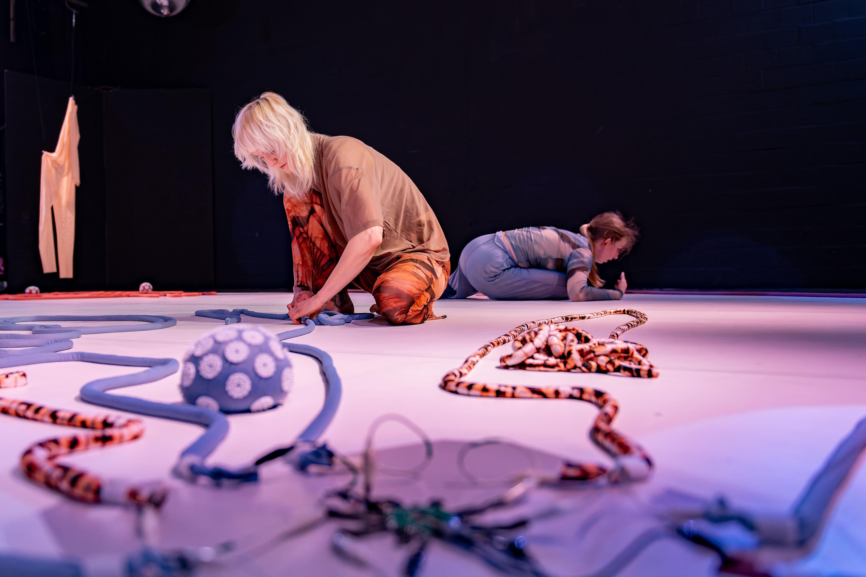 Skin Hunger, Tanz, Tanzperformance, Köln, Bochum, Weltkunstzimmer, Atelier Automatique, Kunsthafen Köln, Karl-Heinz Mierke