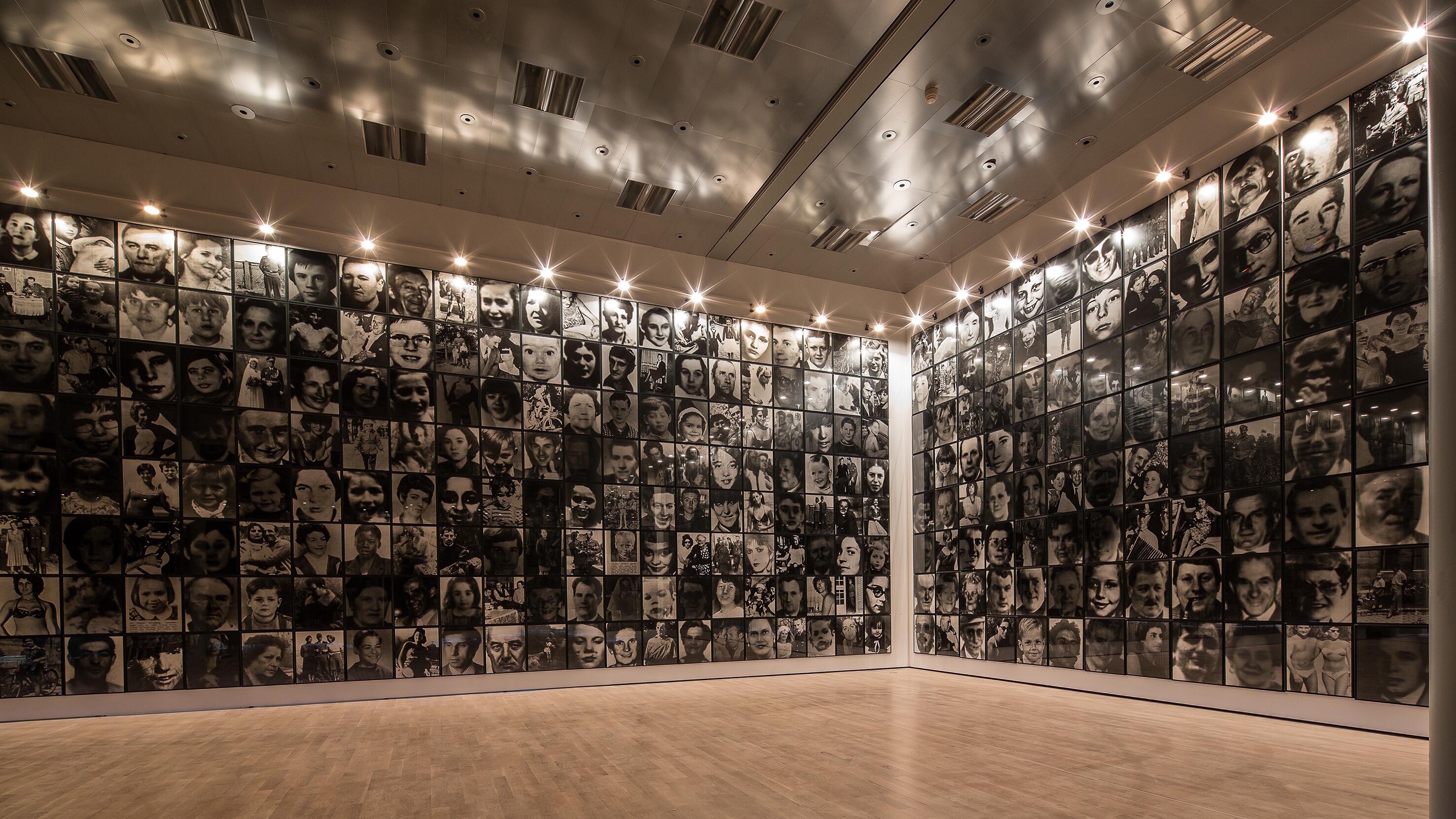 Nie Wieder! Gegen das Vergessen der NS-Verbrechen, Ausstellung, Kunstausstellung, Bonn, Bundeskunsthalle, Christian Boltanski, Menschlich, VG Bild-Kunst, Marek Kruszewski