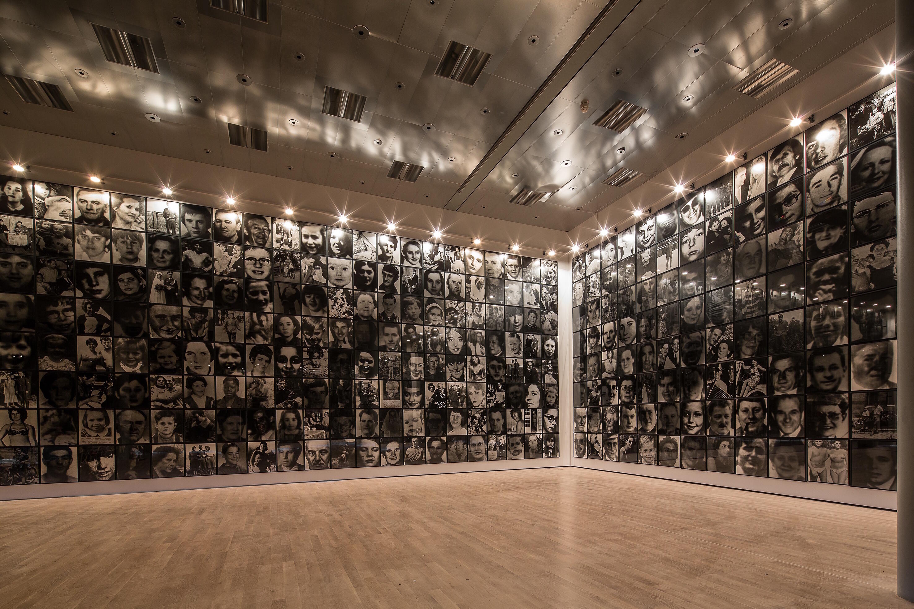 Nie Wieder! Gegen das Vergessen der NS-Verbrechen, Ausstellung, Kunstausstellung, Bonn, Bundeskunsthalle, Christian Boltanski, Menschlich, VG Bild-Kunst, Marek Kruszewski