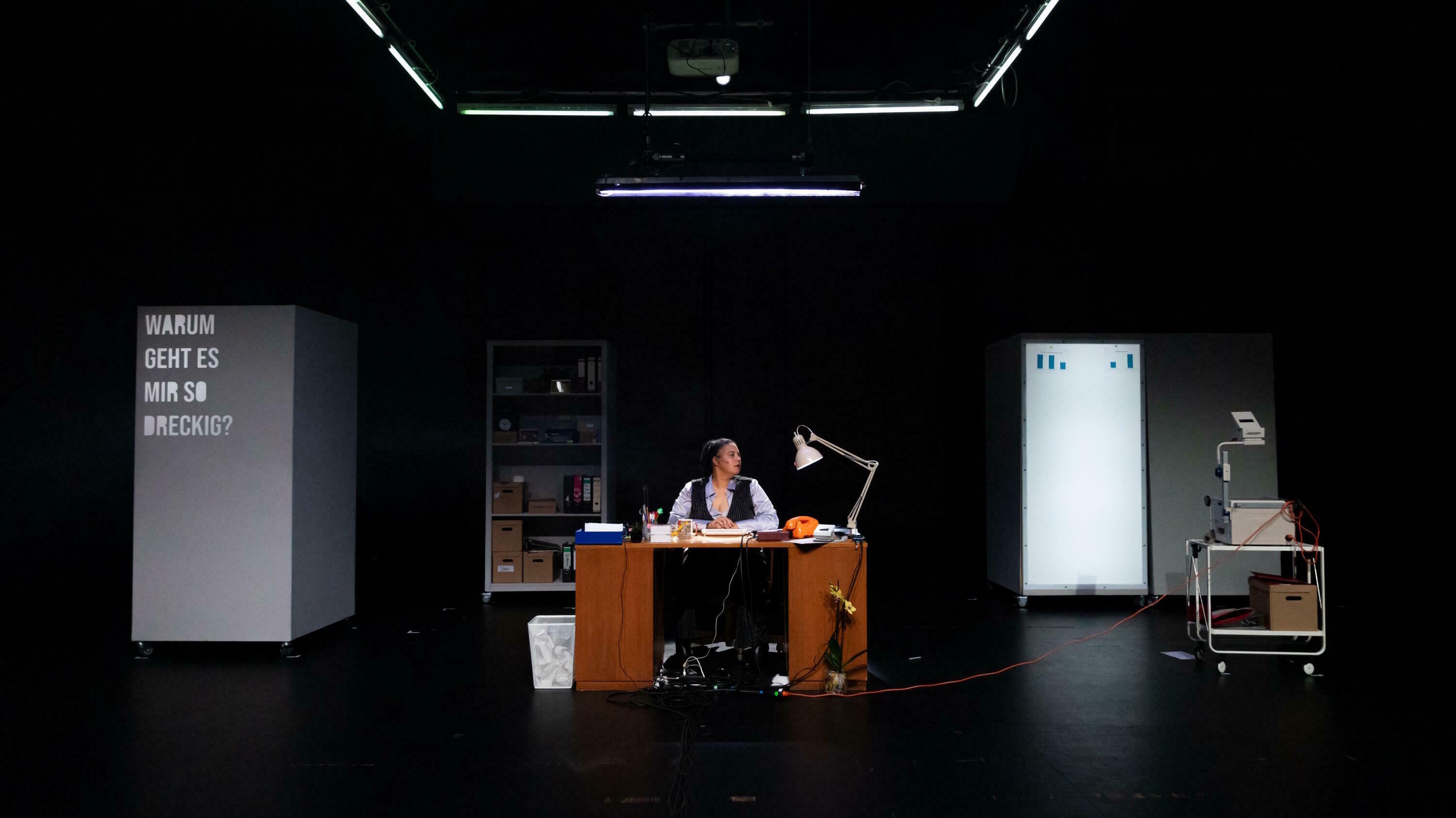 Impulse Festival 2025, Festival, NRW, Mülheim an der Ruhr, Köln, Düsseldorf, Wuppertal, Autsch – Warum geht es mir so dreckig?, Simone Dede Ayivi, True-Crime-Performance, TanzFaktur, Mayra Wallraff