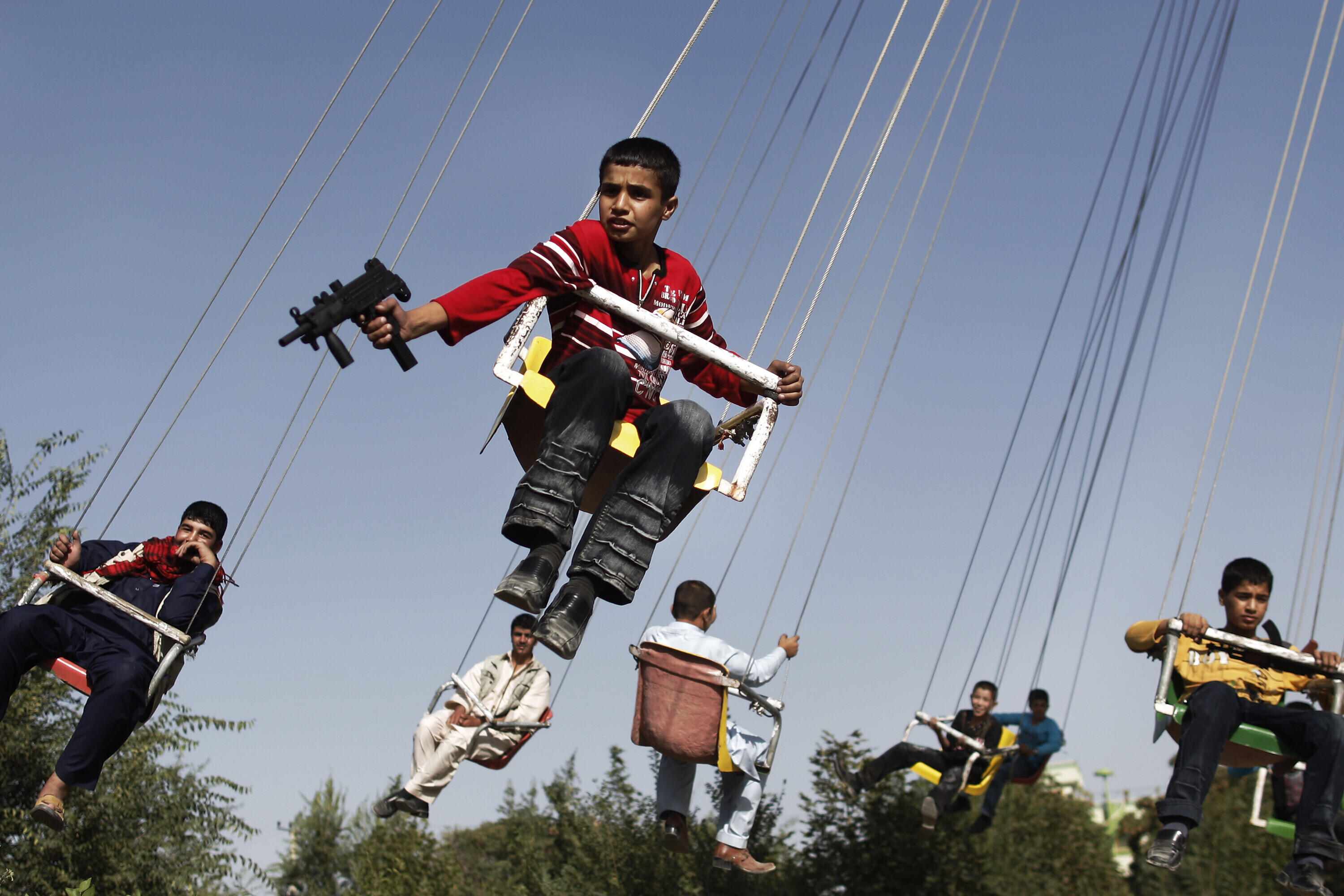 Anja Niedringhaus, An vorderster Front, Ausstellung, Kunstausstellung, Oberhausen, Ludwiggalerie Schloss Oberhausen, Afghanischer Junge mit Spielzeugwaffe, Kabul, September 2009, picture alliance AP