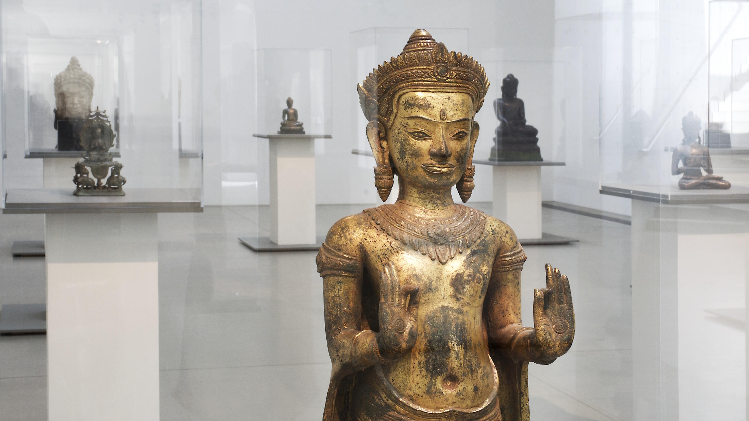 Incarnate, Ausstellung, Kunstausstellung, Neuss, Langen Foundation, Julia Stoschek Foundation, Gekrönter Buddha mit doppeltem Lehrgestus