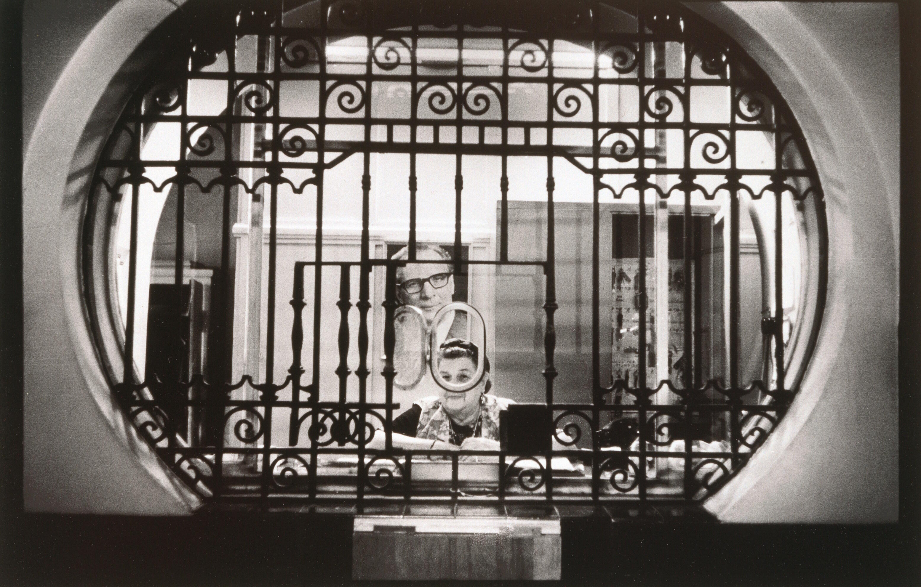 Zweimal Deutschland um 1980, Ausstellung, Kunstausstellung, Museum Ludwig, Evelyn Richter, Pförtnerin im Rathaus, Archiv der Ostdeutschen Sparkassenstiftung im Museum der bildenden Künste Leipzig, Historisches Archiv mit Rheinischem Bildarchiv