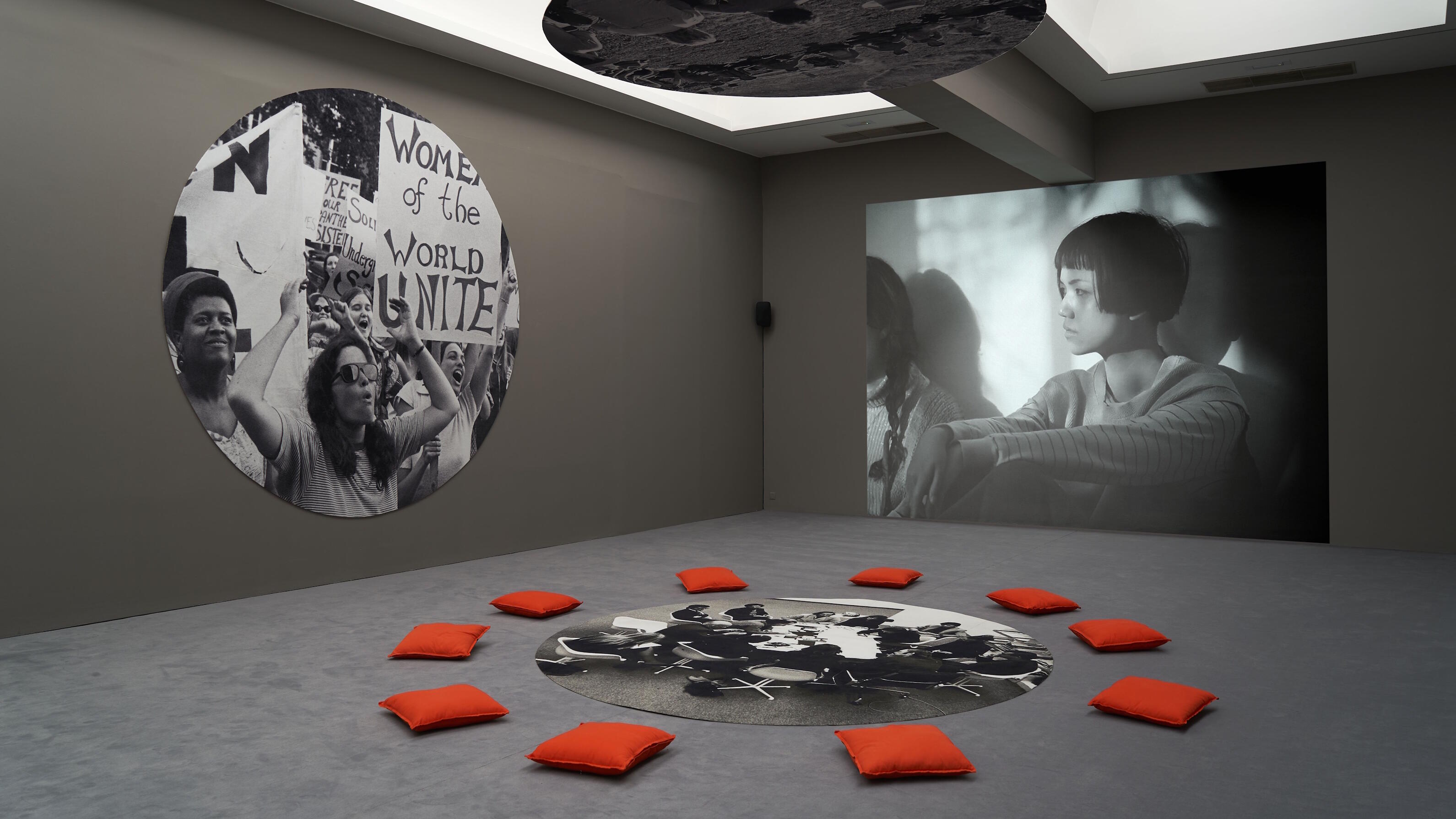 Grund und Boden – Wie wir miteinander leben, Ausstellung, Kunstausstellung, Düsseldorf, Kunstsammlung NRW, K21, Grace Ndiritu, Healing the Museum, Installationsansicht S.M.A.K., Dirk Pauwels