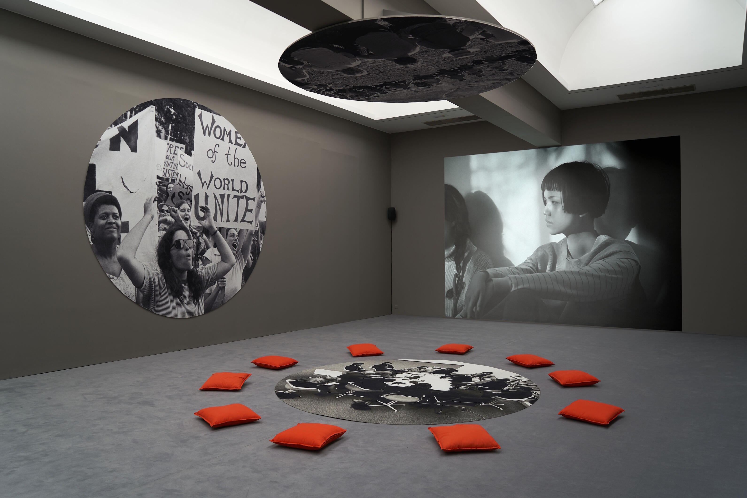 Grund und Boden – Wie wir miteinander leben, Ausstellung, Kunstausstellung, Düsseldorf, Kunstsammlung NRW, K21, Grace Ndiritu, Healing the Museum, Installationsansicht S.M.A.K., Dirk Pauwels