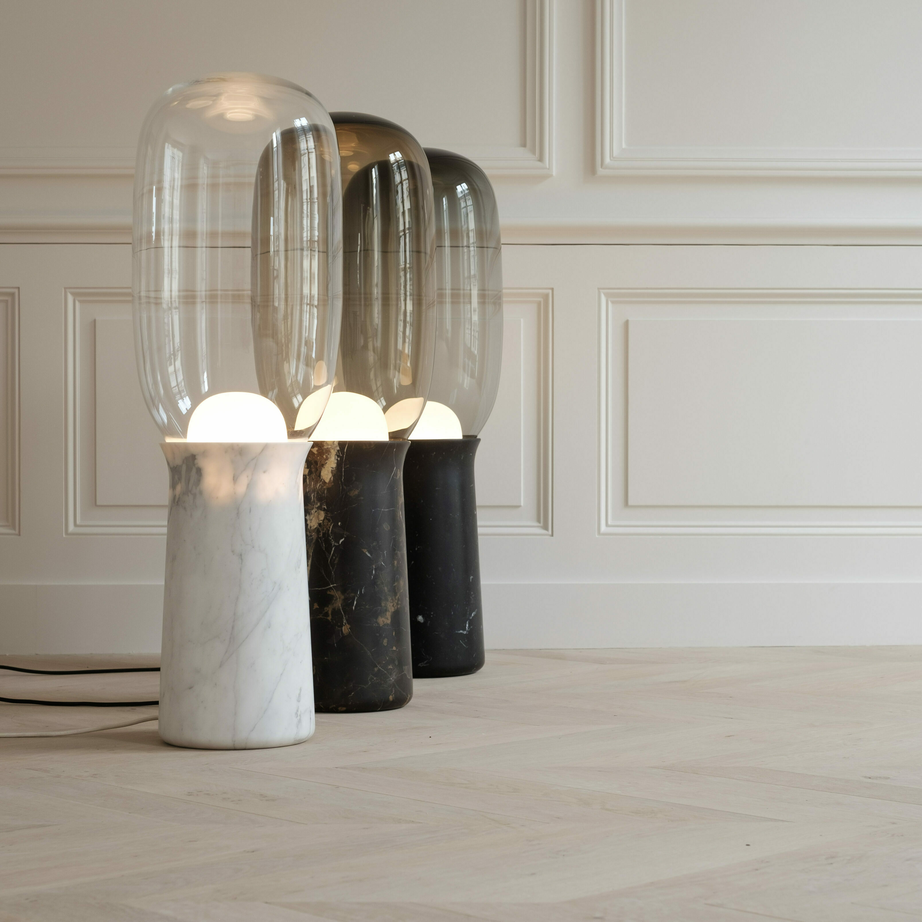 torch floor lamp dan yeffet particuliere stehlampe marmor rauchglas design inneneinrichtung einrichtungsidee
