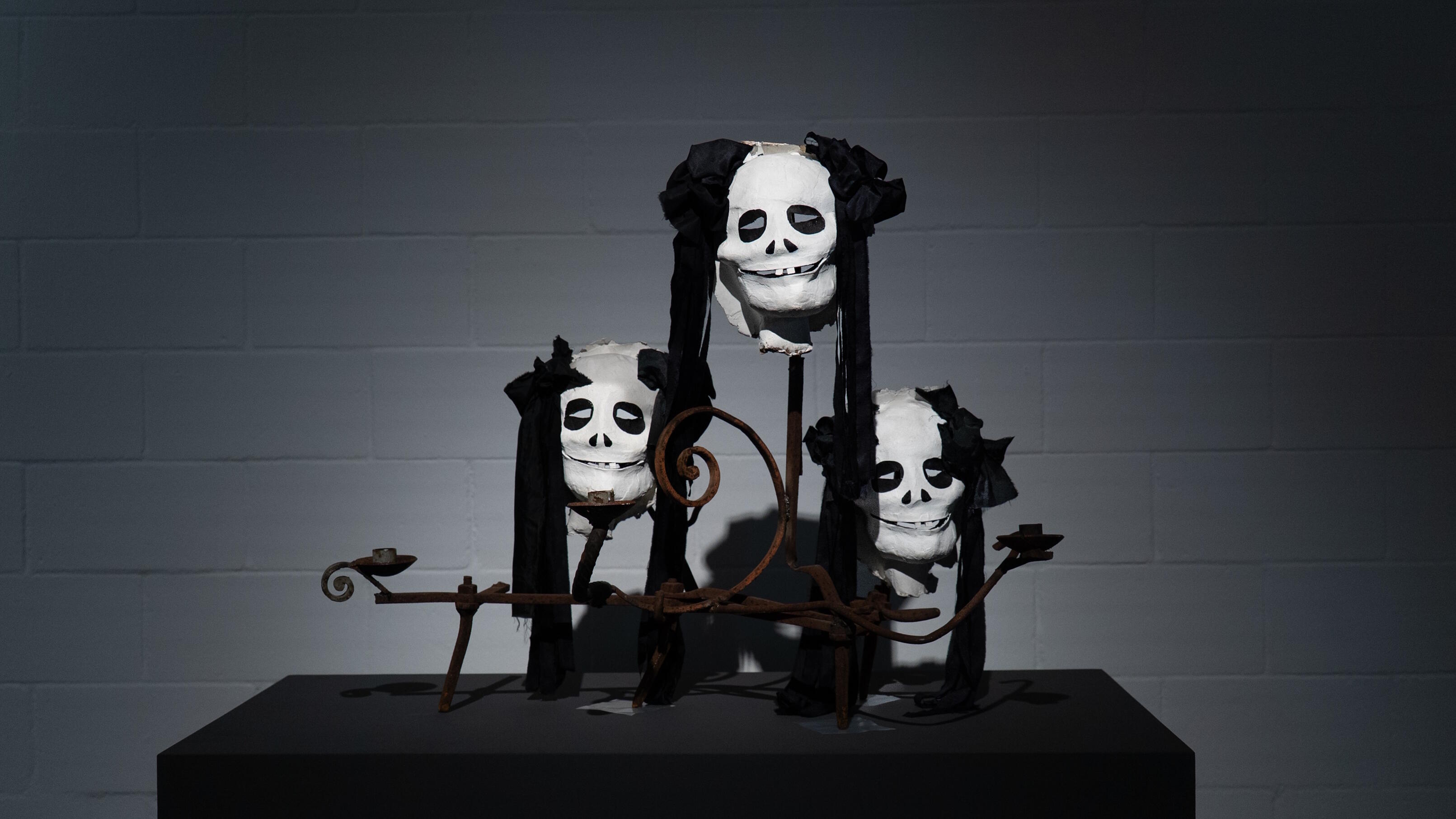 Mechanik & Menschlichkeit, Eva Aeppli, Jean Tinguely, Ausstellung, Kunstausstellung, Duisburg, Lehmbruck Museum, Kerzenhalter mit drei Larven, Kunstmuseum Solothurn, Josef Imhof, Ursula Winkler Imhof, Susanne Gyger, VG Bild-Kunst, Thomas Köster/KunstArztPraxis.de