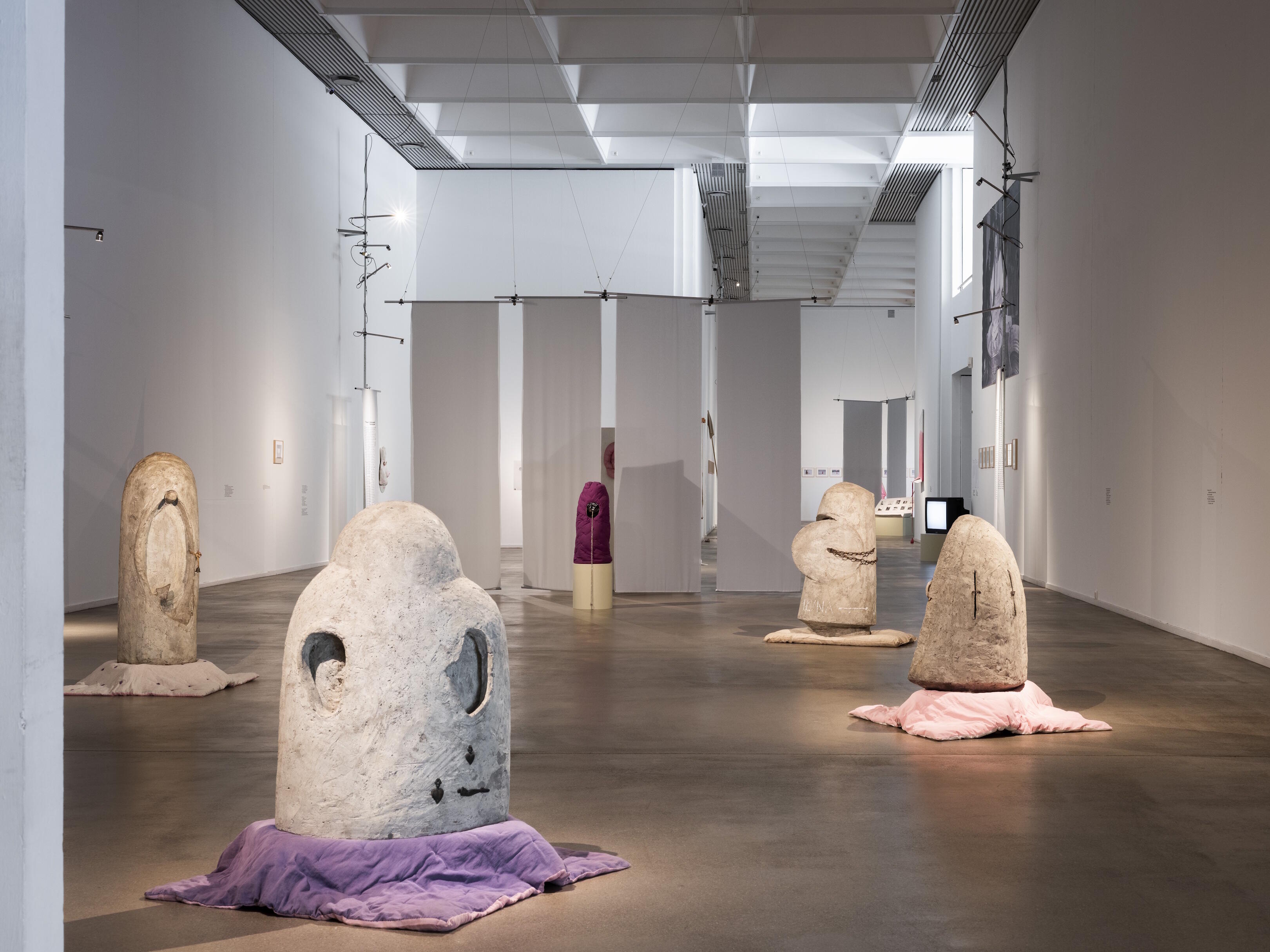 Maria Pinińska-Bereś — Under the Pink Flag, Ausstellung, Kunstausstellung, Bochum, Kunstmuseum Bochum, Ausstellungsansicht, Heinrich Holtgreve