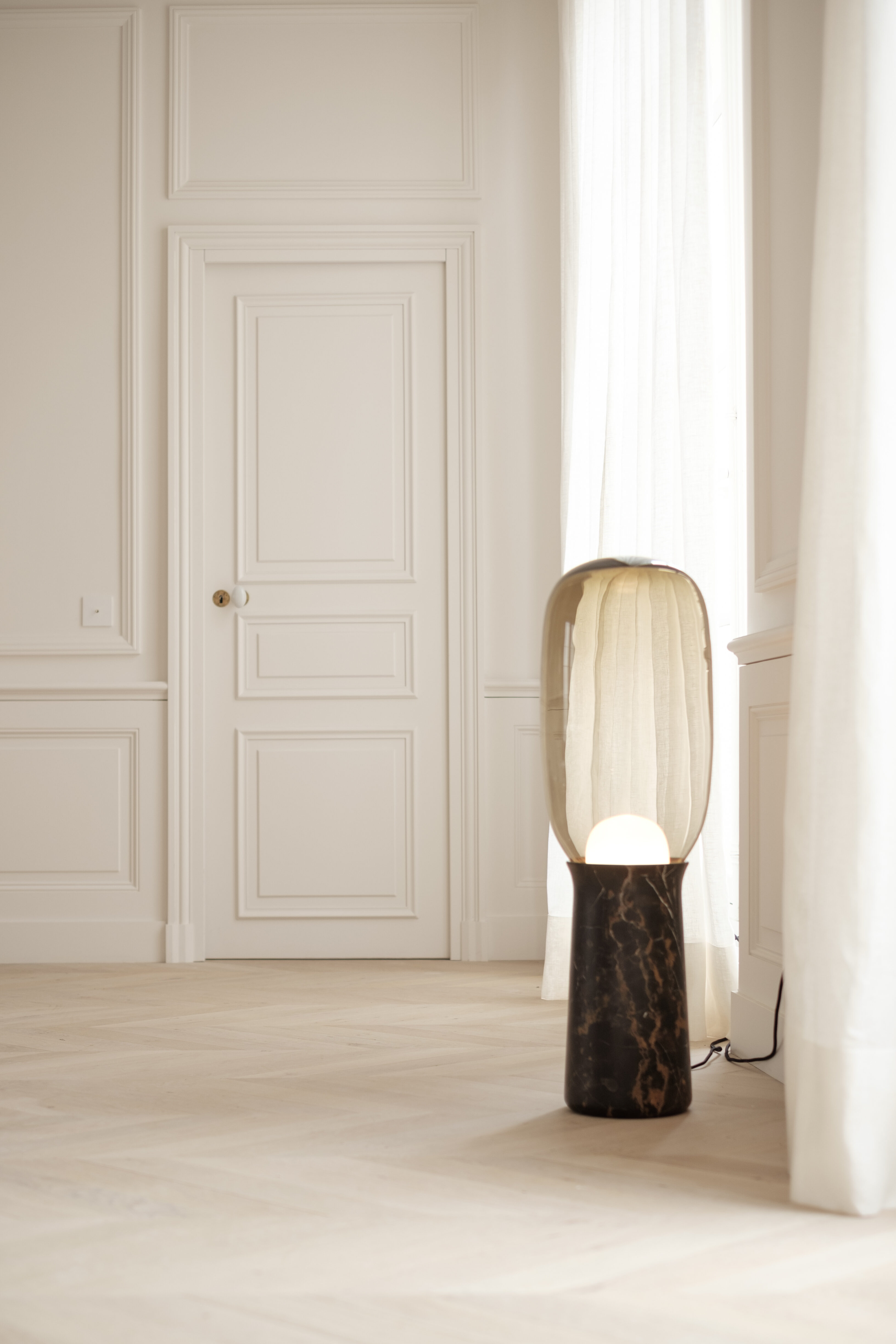 torch floor lamp dan yeffet particuliere stehlampe marmor rauchglas design inneneinrichtung einrichtungsidee