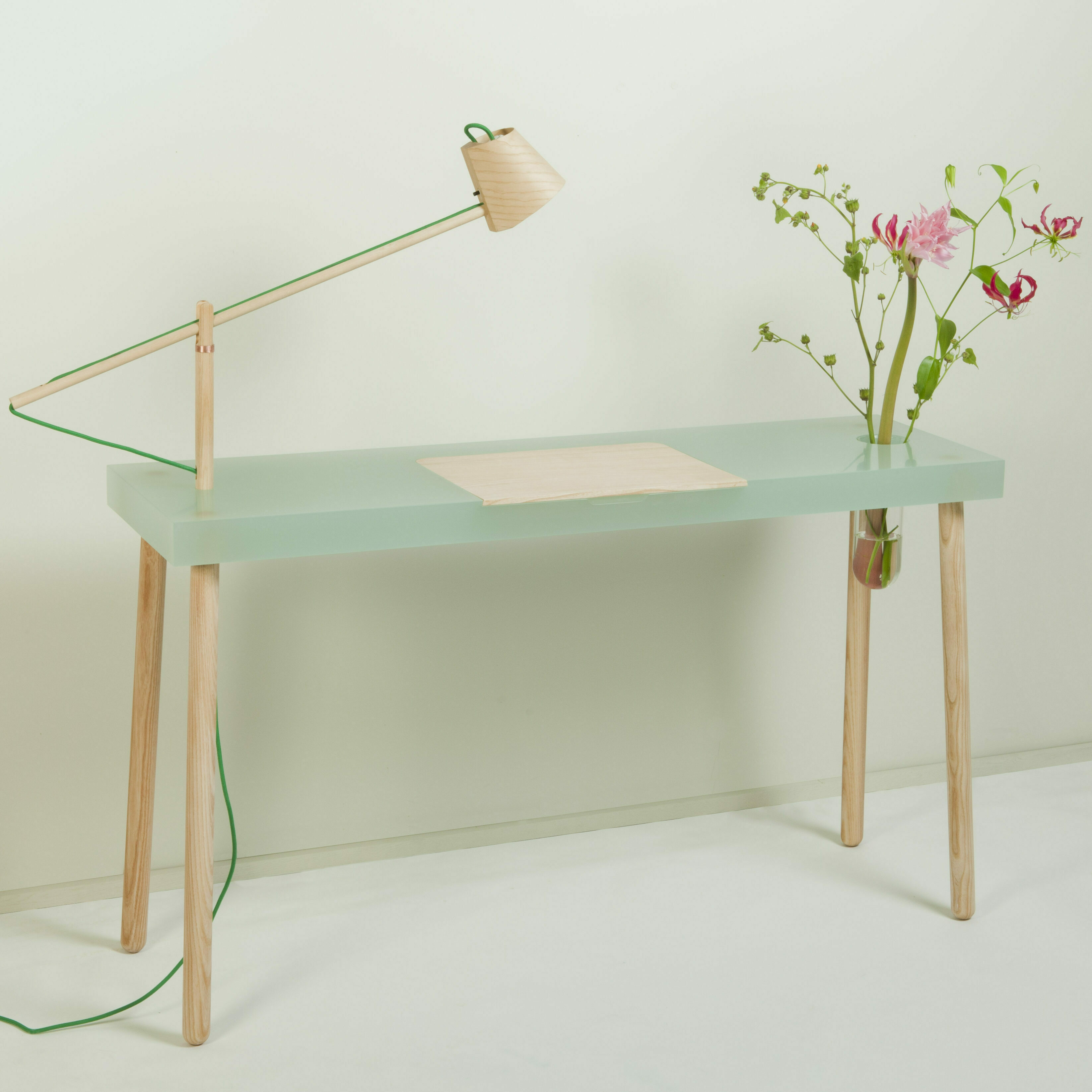 writing table roel huisman schreibtisch eschenholz polyesterharz vase lampe staufach design inneneinrichtung einrichtungsidee