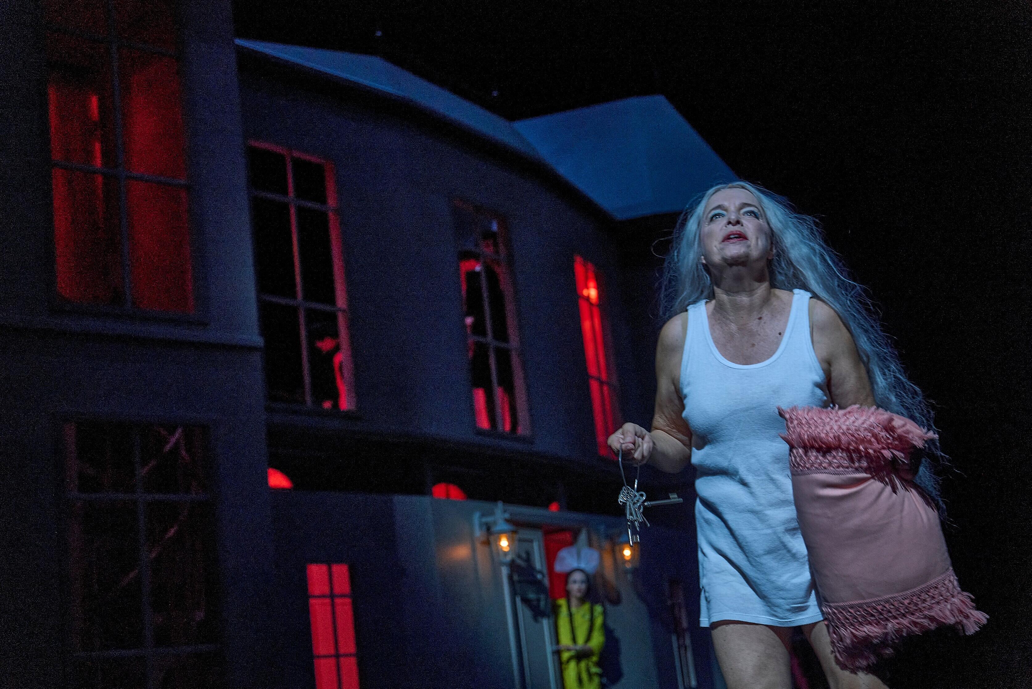 Bernarda Albas Haus, Theater, Schauspiel, Düsseldorf, Dhaus, Alice Birch, Federico García Lorca, Lucia Bihler, Pia Maria Mackert, Victoria Behr, Fabian Kalker, Jacob Suske, Björn Leese, Christian Schmidt, Natalja Starosta, Esther Hausmann, Matthias Horn