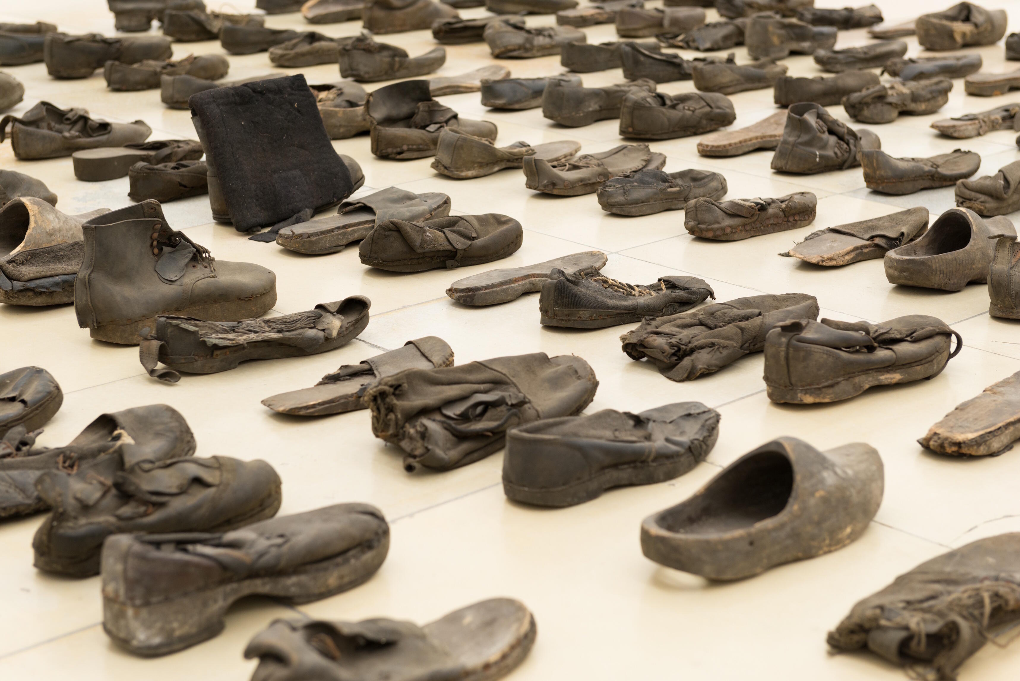 Nie Wieder! Gegen das Vergessen der NS-Verbrechen, Ausstellung, Kunstausstellung, Bonn, Bundeskunsthalle, Raffael Rheinsberg, Hand und Fuß, Annette Kradisch, VG Bild-Kunst, Neues Museum Nürnberg