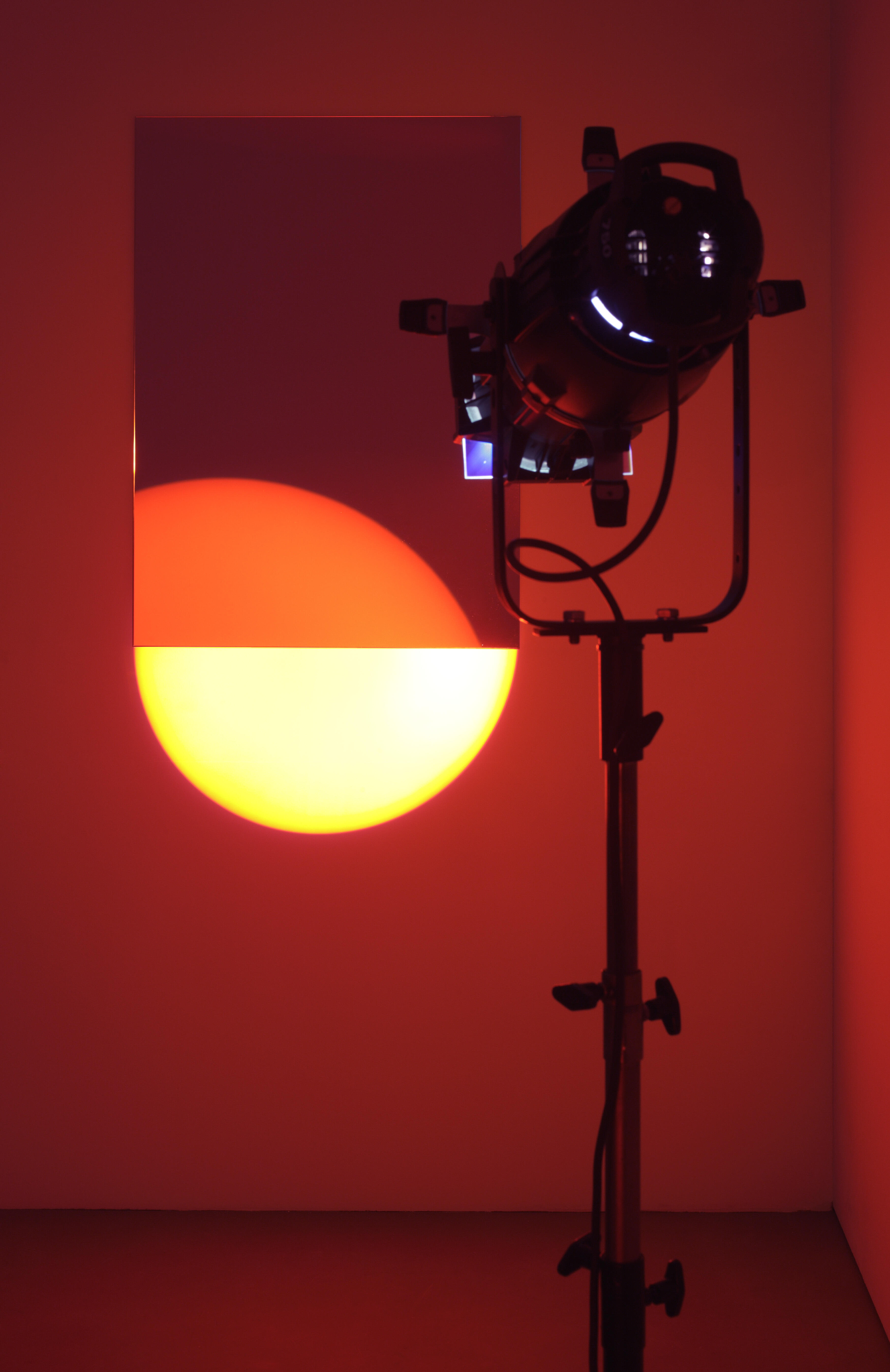 Alles Licht, Ausstellung, Kunstausstellung, Bielefeld, Kunsthalle Bielefeld, Olafur Eliasson, Red window semicircle, Installationsansicht, Studio Olafur Eliasson, Jens Ziehe, neugerriemschneider