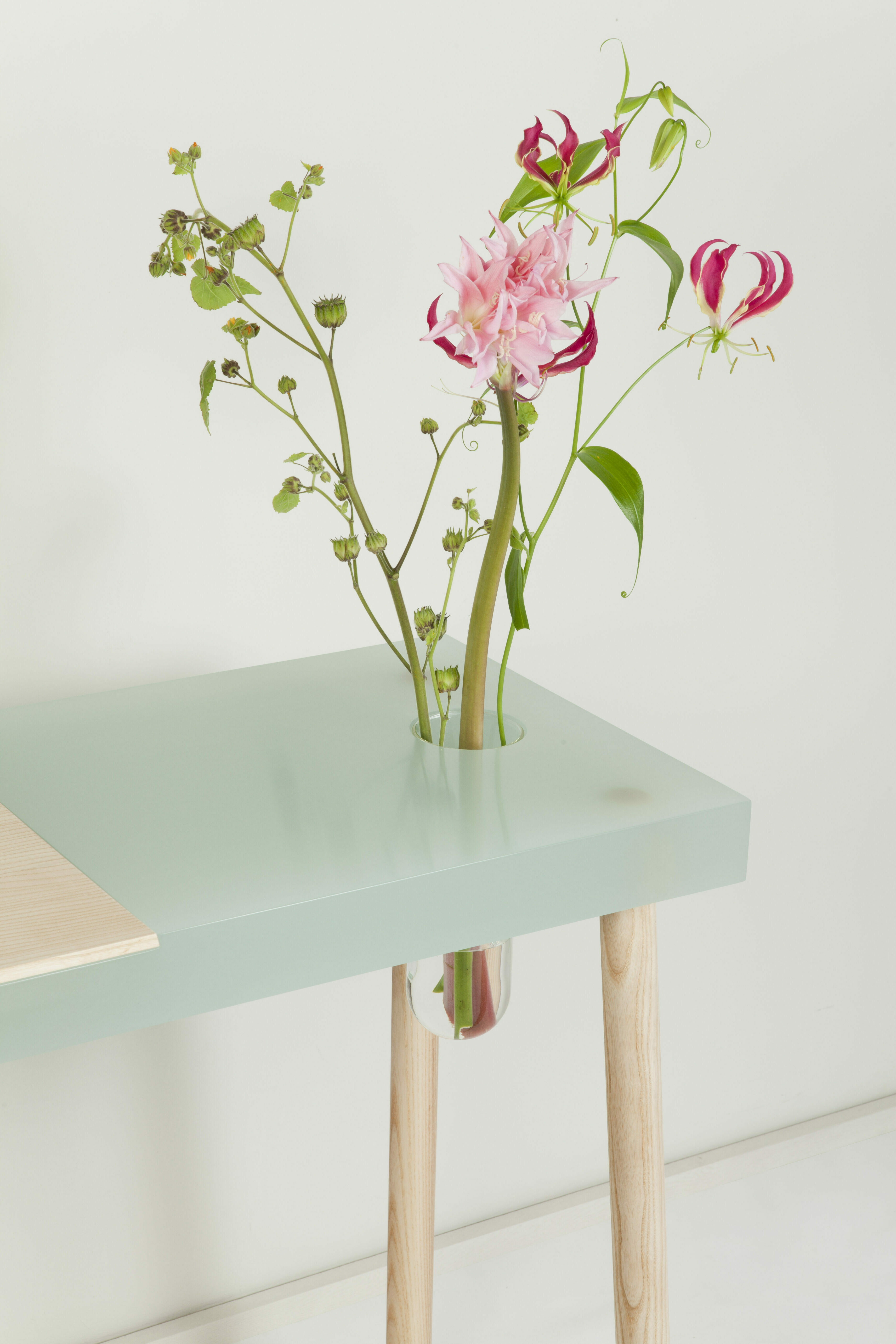 writing table roel huisman schreibtisch eschenholz polyesterharz vase lampe staufach design inneneinrichtung einrichtungsidee
