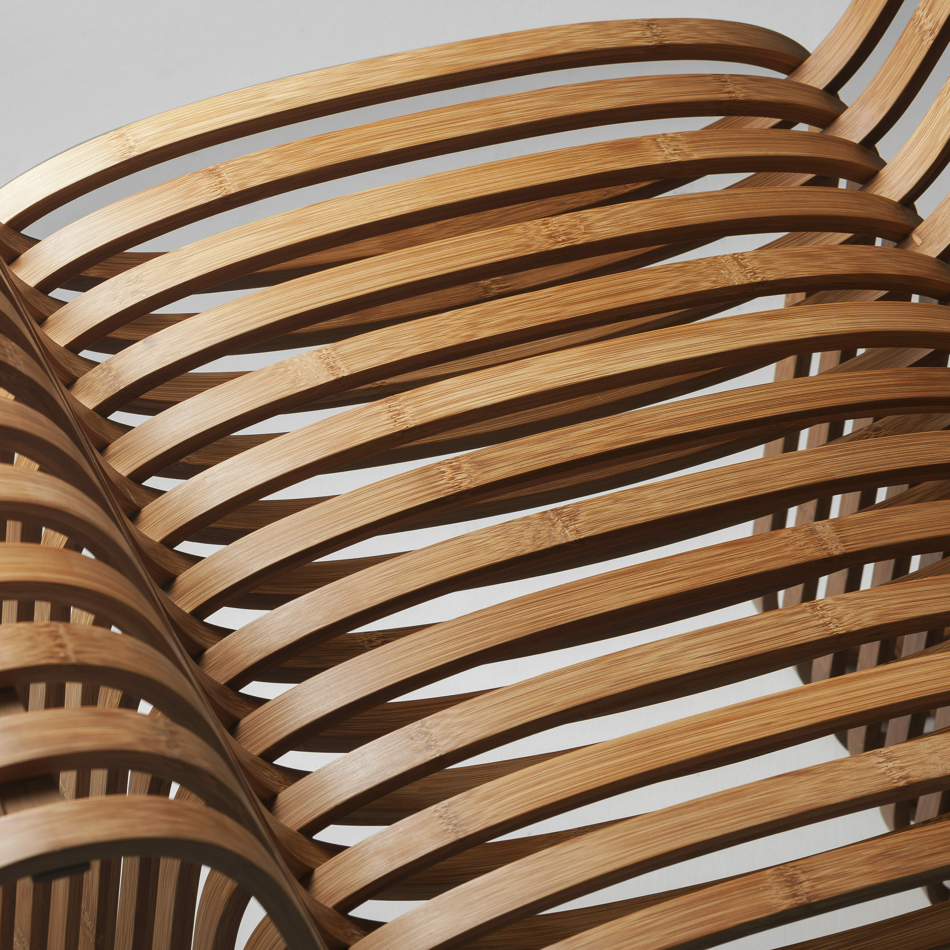 bow tie chair gridesign studio bambus stuhl dunkel detailansicht design inneneinrichtung einrichtungsidee