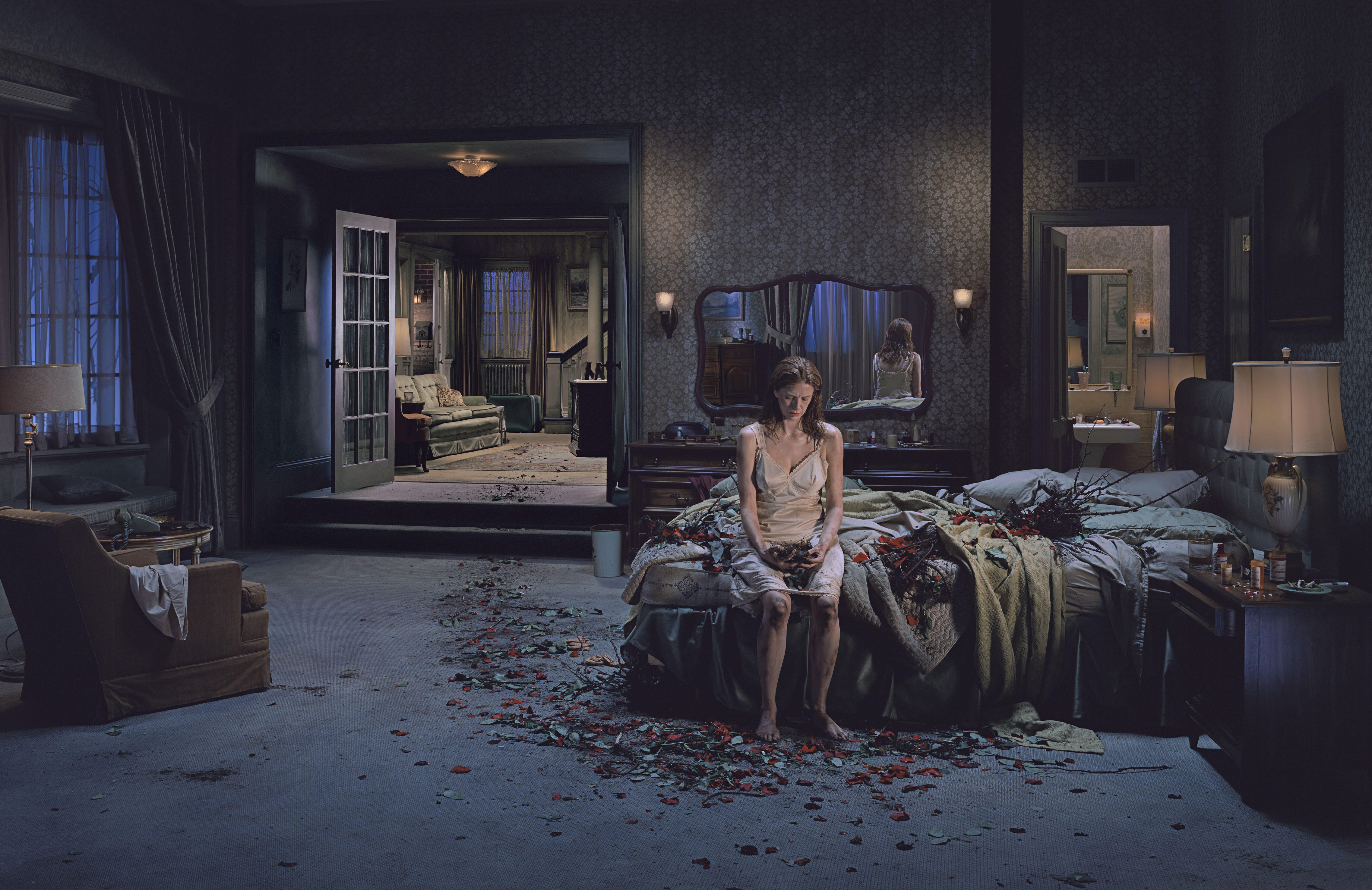 Gregory Crewdson, Ausstellung, Kunstausstellung, Bonn, Kunstmuseum Bonn, Bed of Roses, Serie Beneath the Roses, Albertina Wien, Dauerleihgabe Privatbesitz