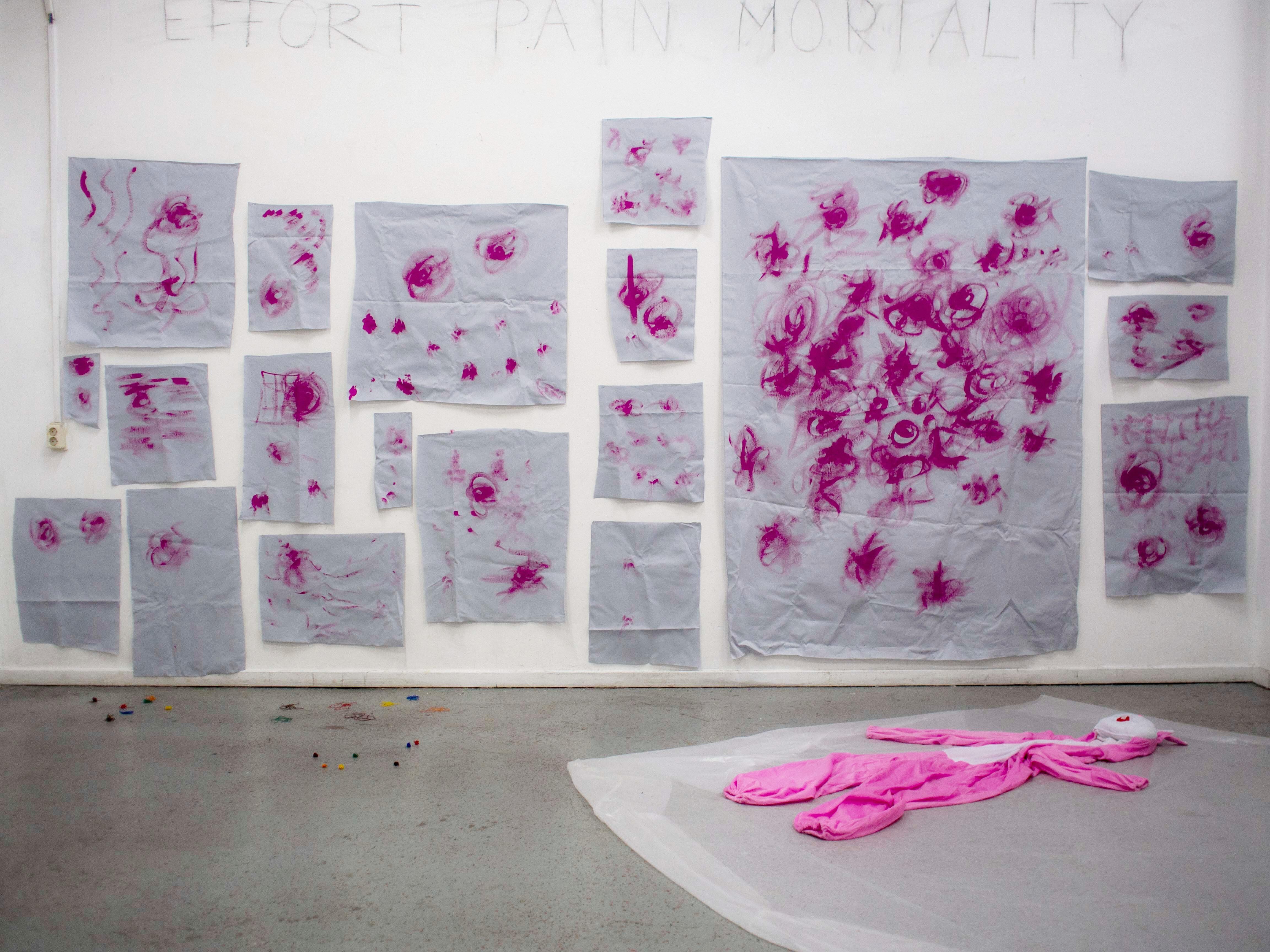 Daniele Formica im Dialog mit Joseph Beuys, Ausstellung, Kunstausstellung, Bedburg-Hau, Museum Schloss Moyland, Pink Rabbit, Ausstellungsansicht Den Haag