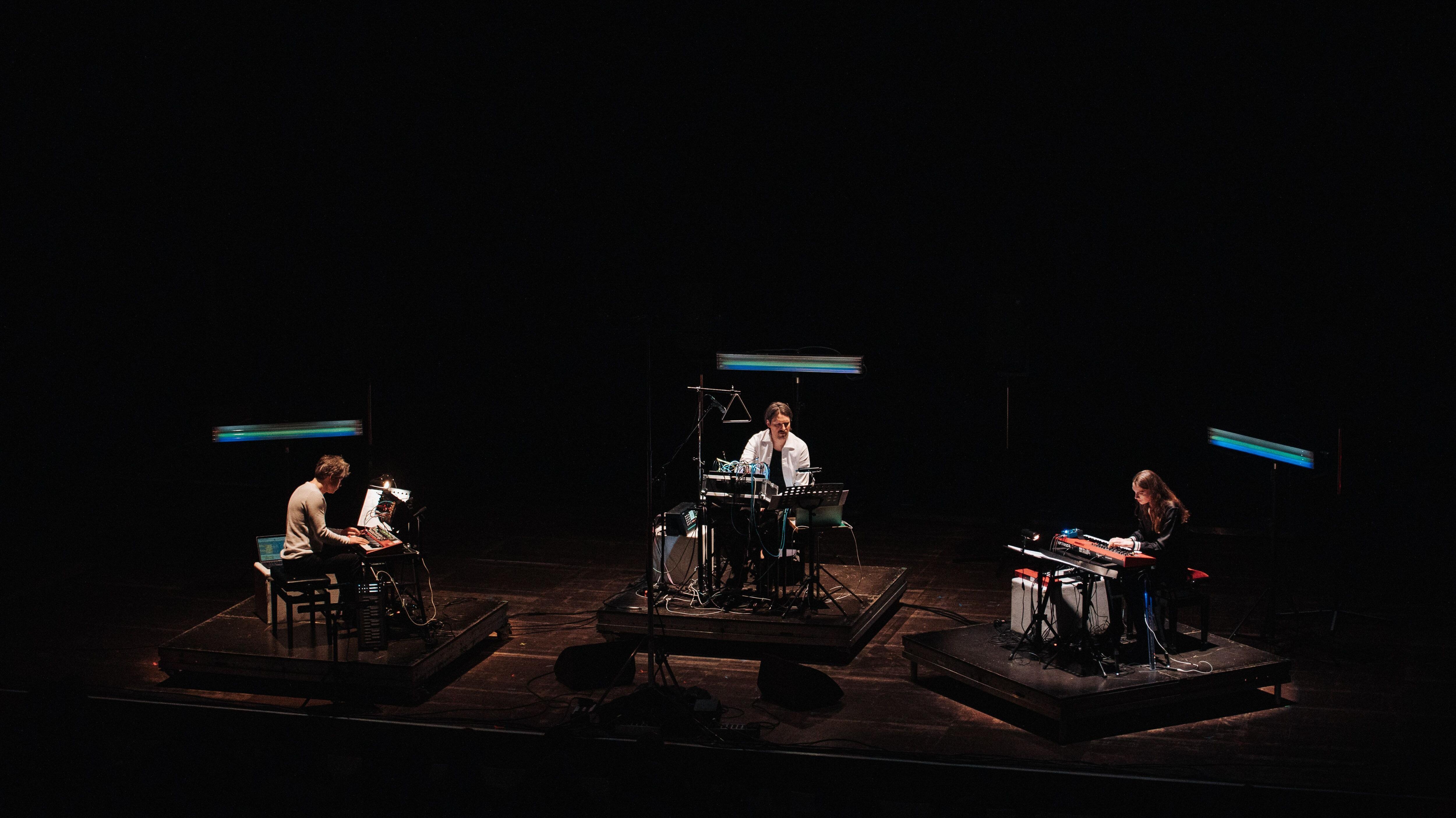 15. Festival NOW!, elements, Musikfestival, Konzert, Essen, Philharmonie Essen, Pavillon, Karl-Ernst-Osthaus-Saal, Museum Folkwang, Salzlager Kokerei Zollverein, Folkwang Universität der Künste, Neue Musik Zentrale, Synthesizer Trio ki XNQ Io, Simon Detel