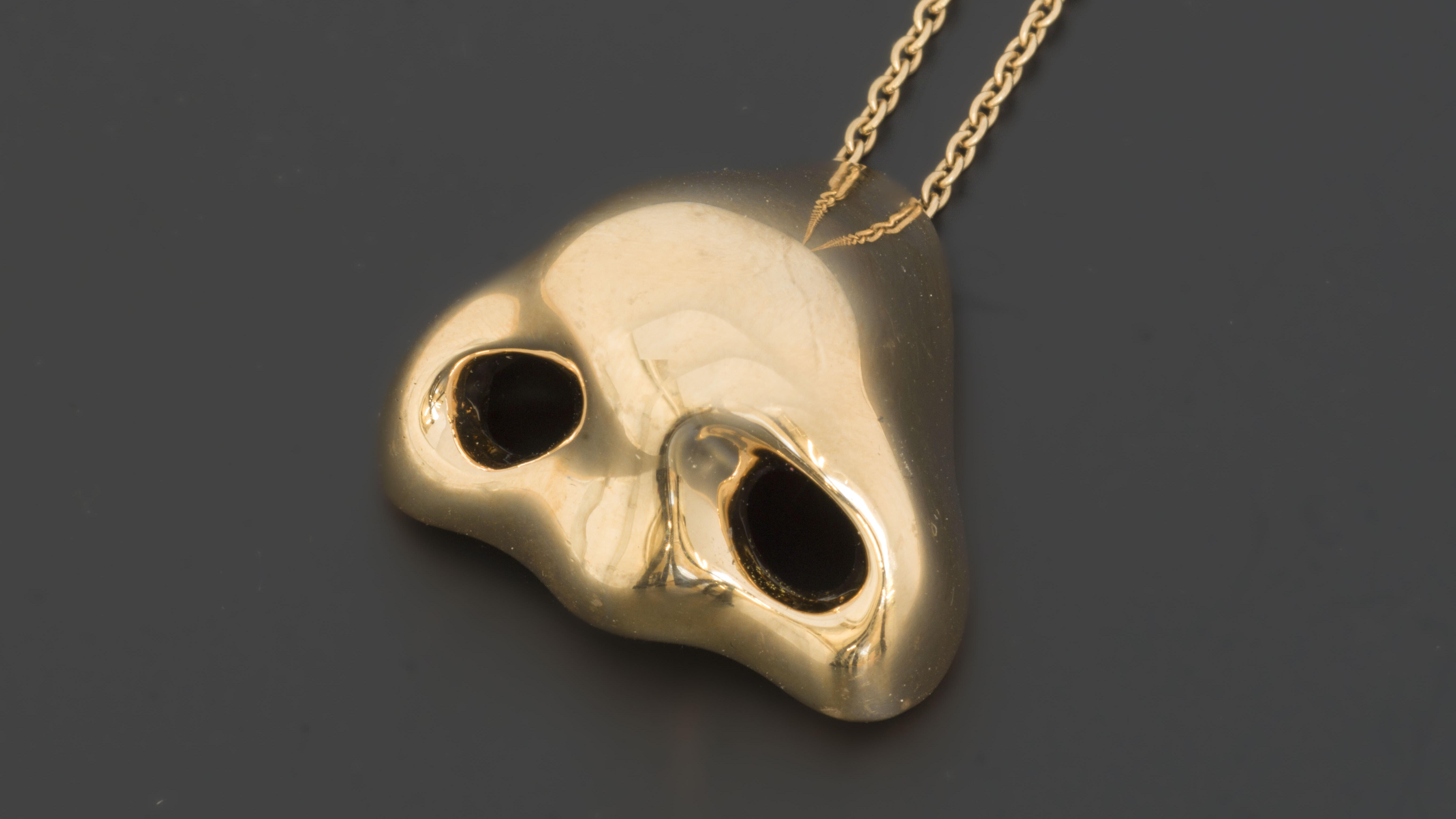 Von Louise Bourgeois bis Yoko Ono. Schmuck von Künstlerinnen, Ausstellung, Kunstausstellung, Köln, Museum für Angewandte Kunst, Alicja Kwade, Kette mit Anhänger „Das Goldene Näschen", Studio Alicja Kwade, Roman März