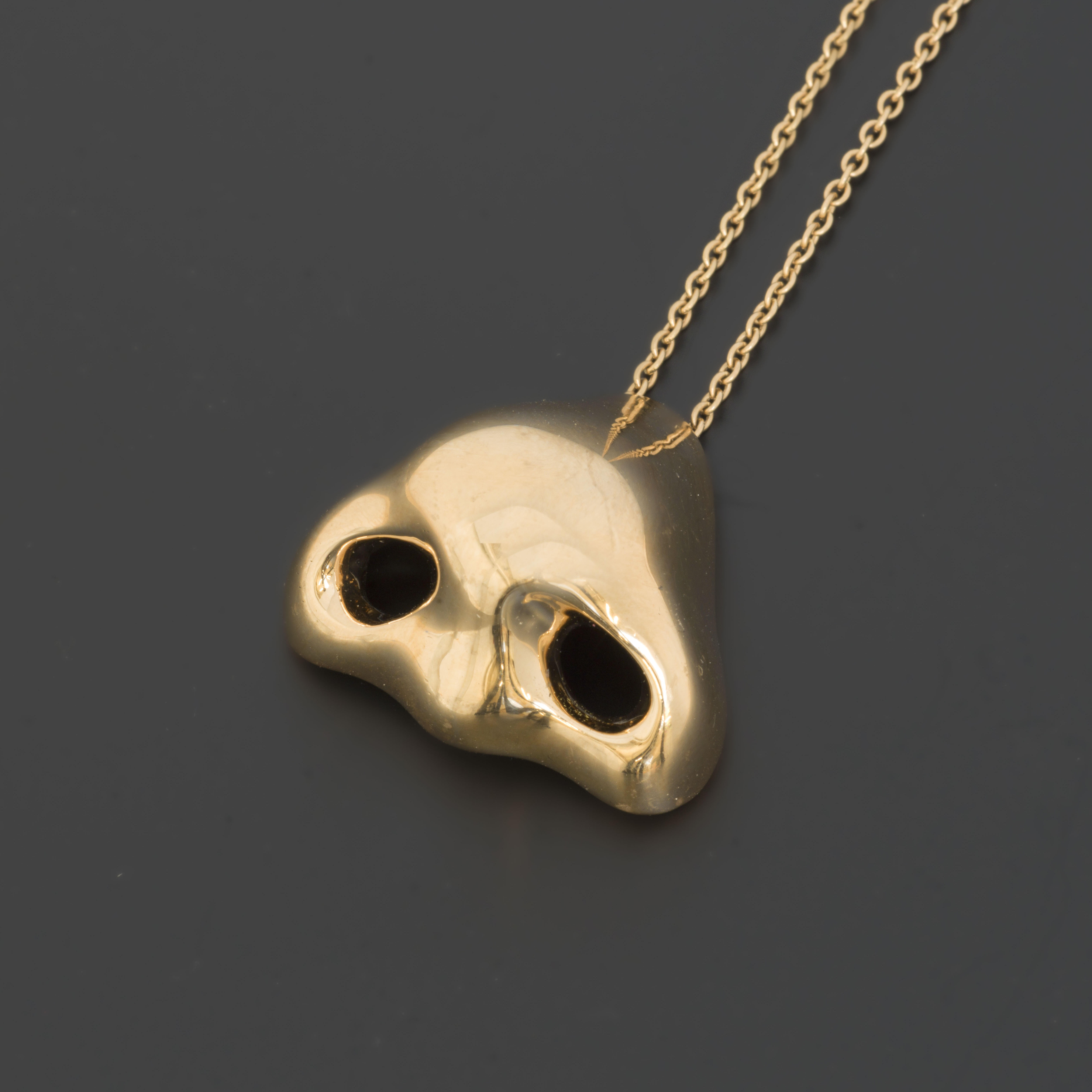 Von Louise Bourgeois bis Yoko Ono. Schmuck von Künstlerinnen, Ausstellung, Kunstausstellung, Köln, Museum für Angewandte Kunst, Alicja Kwade, Kette mit Anhänger „Das Goldene Näschen", Studio Alicja Kwade, Roman März