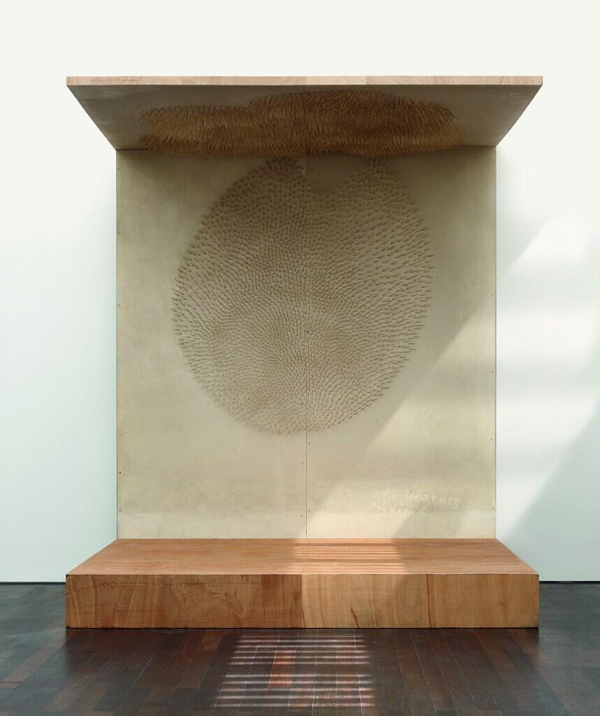 Günther Uecker, Die Verletzlichkeit der Welt, Ausstellung, Kunstausstellung, Remagen, arp museum, Bett zum Aufwachen, Bahnhof Rolandseck, Mick Vincenz, VG Bild Kunst